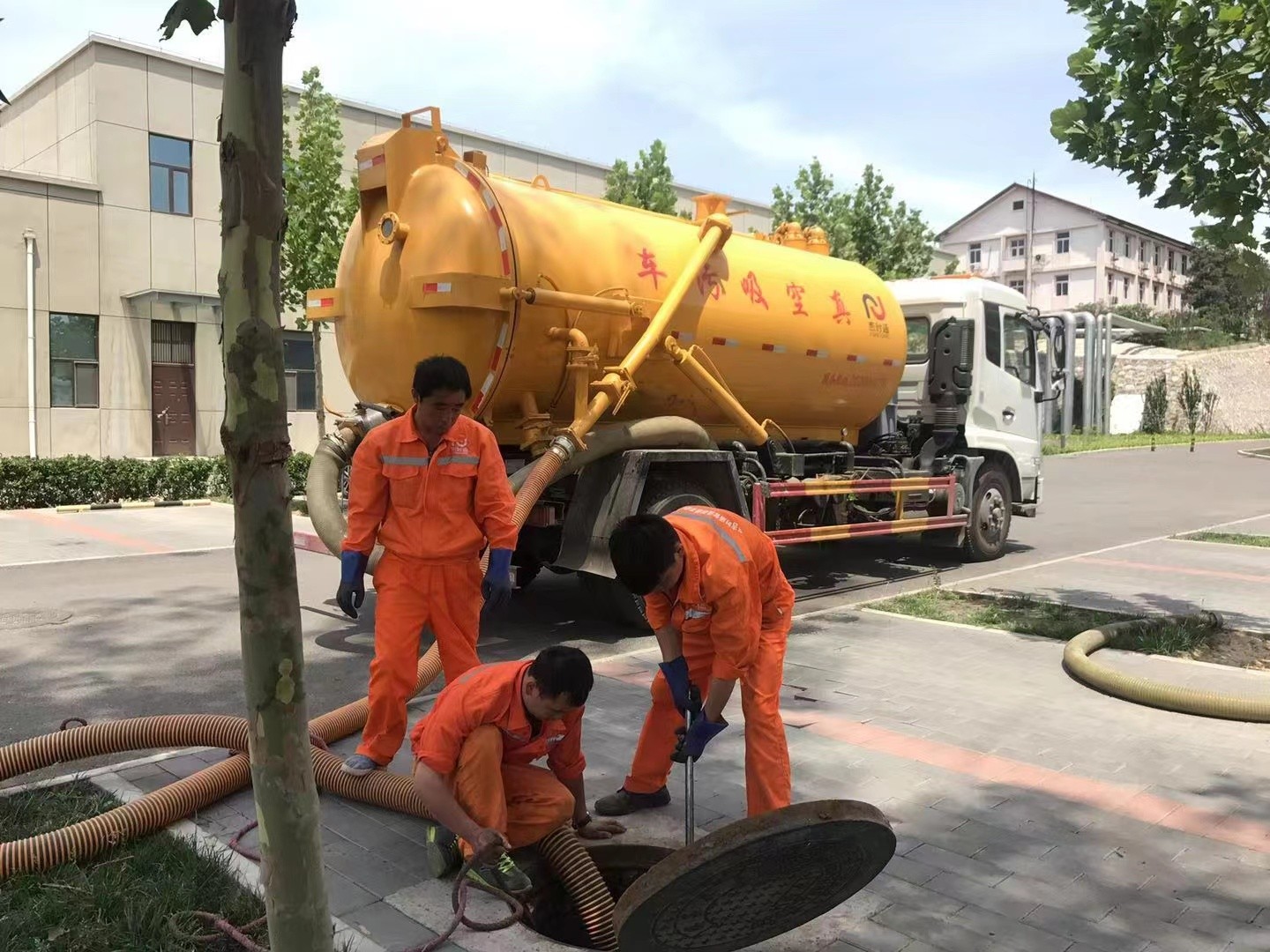 吴桥管道疏通车停在窨井附近